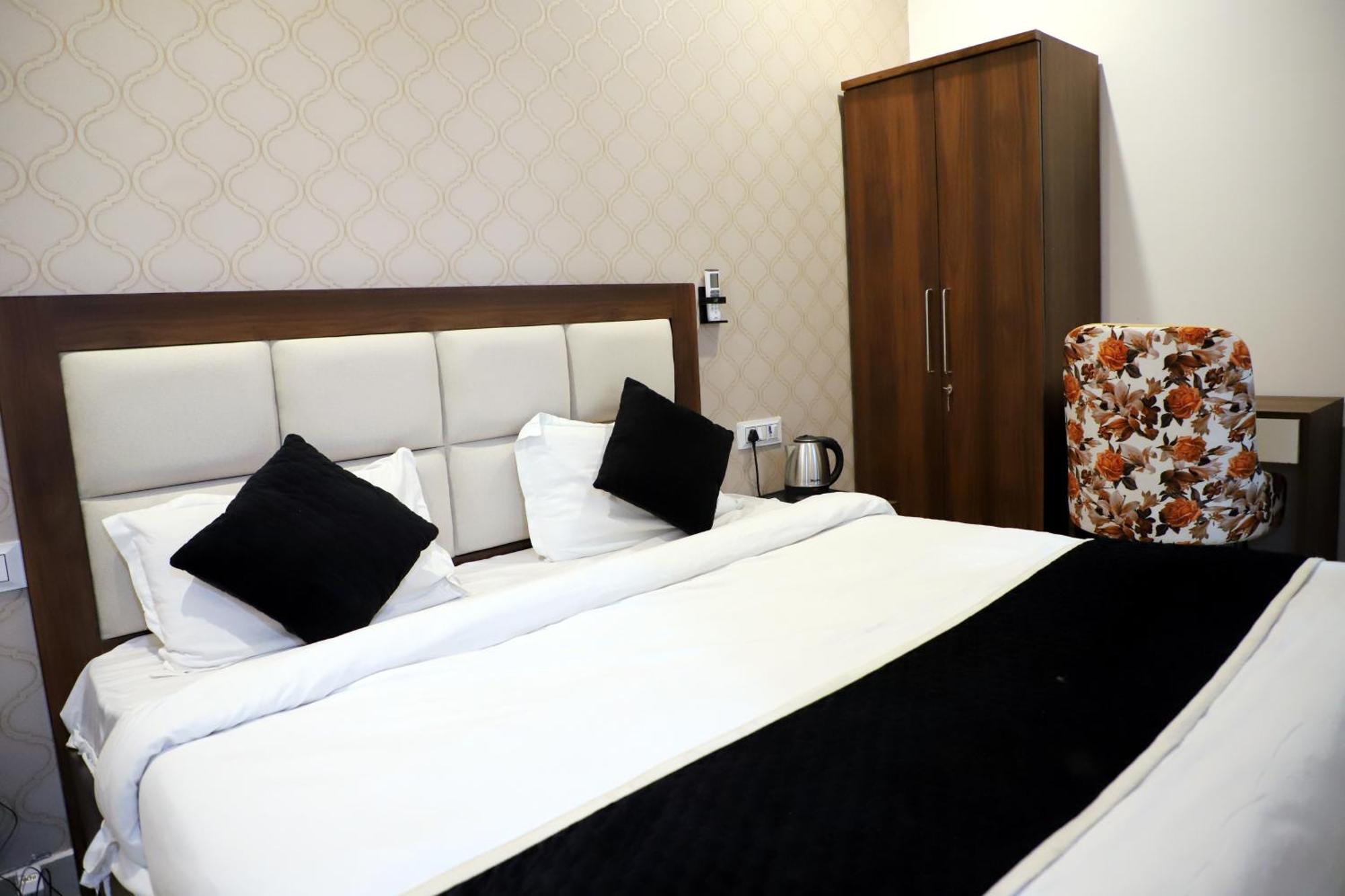 Royal Park Inn Grander Noida Exterior foto